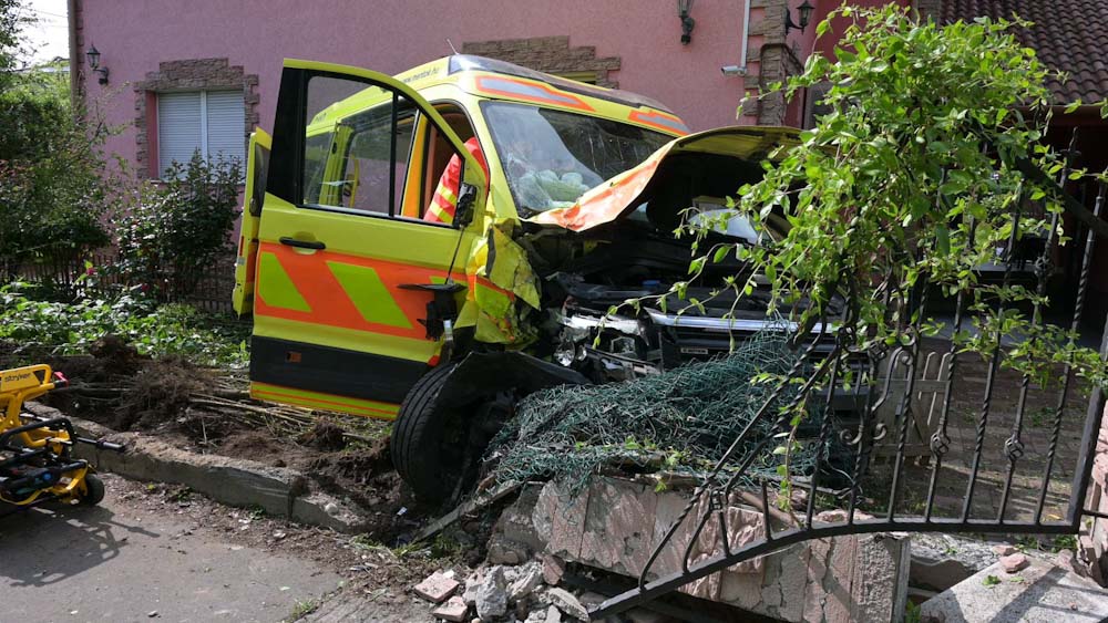 Nem adott elsőbbséget a BMW-s a szirénázó mentőautónak, összeütköztek, a mentő egy ház kertjébe csapódott