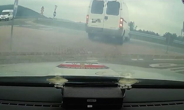 A szalagkorlátnak hajtott egy migránsokat szállító furgon, futva menekült az embercsempész