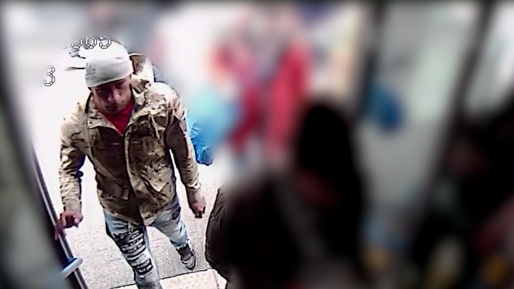 Videón a budapesti nyaklánckitépő: egy kereszteződésben szúrta ki az áldozatot