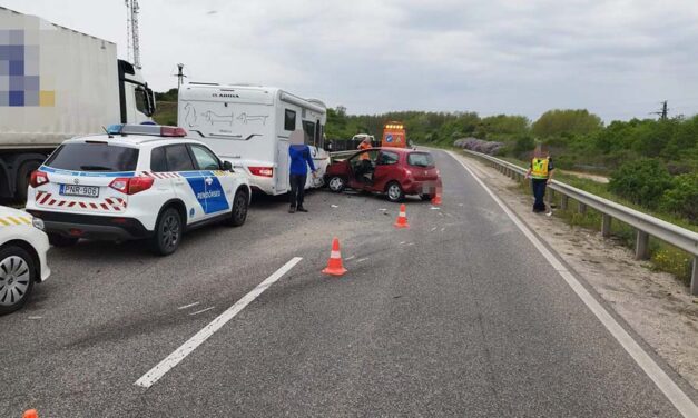 Áttért a 82 éves sofőr a belső sávba és egy lakóautóval ütközött Öskünél – Kórházba szállították az idős sofőrt