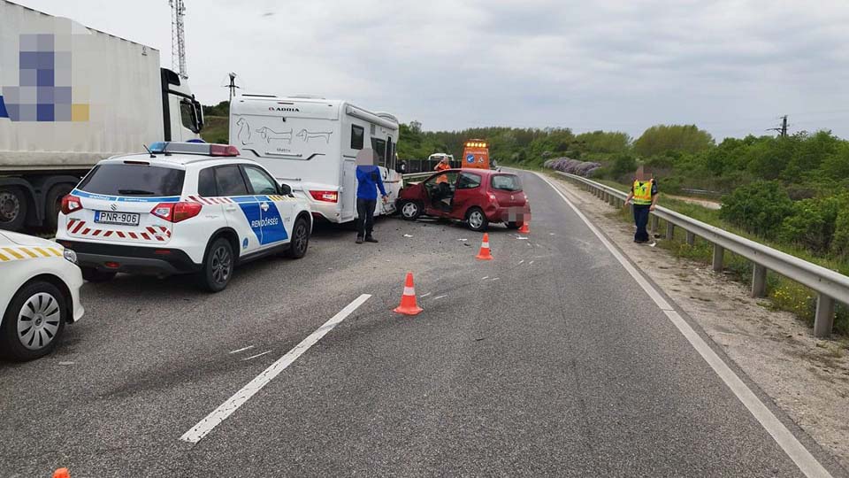 Áttért a 82 éves sofőr a belső sávba és egy lakóautóval ütközött Öskünél – Kórházba szállították az idős sofőrt