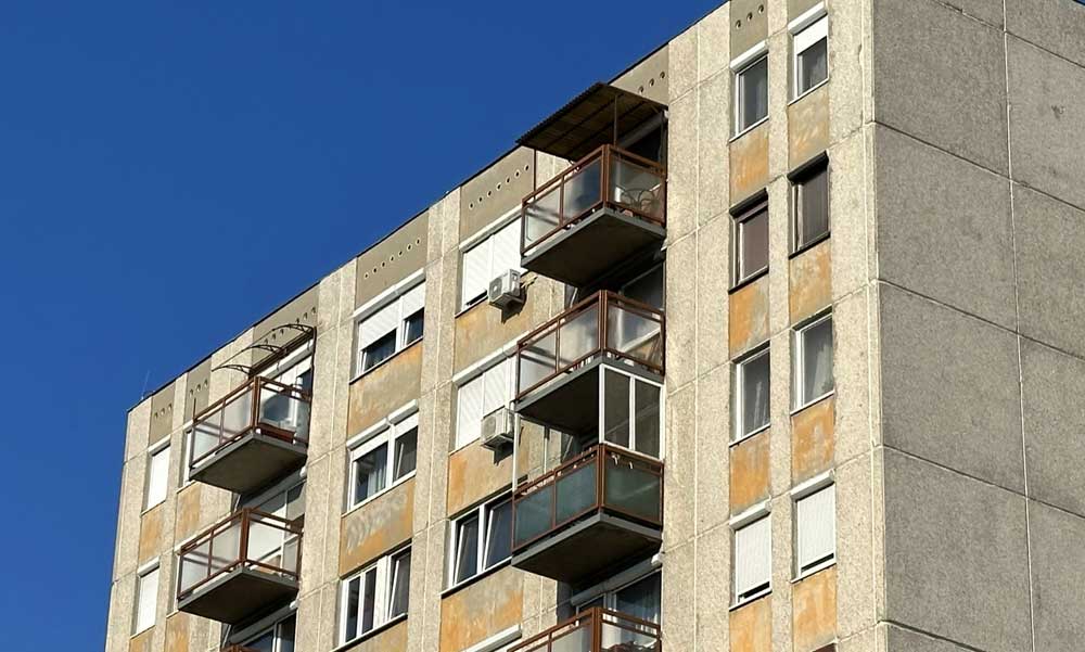 Tetőfelújítás közben lezuhant és meghalt egy munkás Miskolcon, az Avas lakótelepen