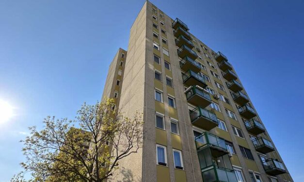 Megölték a tizedikről kizuhant győri kétgyermekes anyát:  az emberöléssel gyanúsított volt párja szerint a nő öngyilkos lett