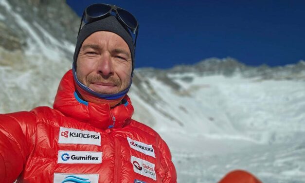 Idegőrlő bizonytalanság: órák óta nem adott életjelet magáról a csúcs közelében járó magyar hegymászó a Mount Everesten