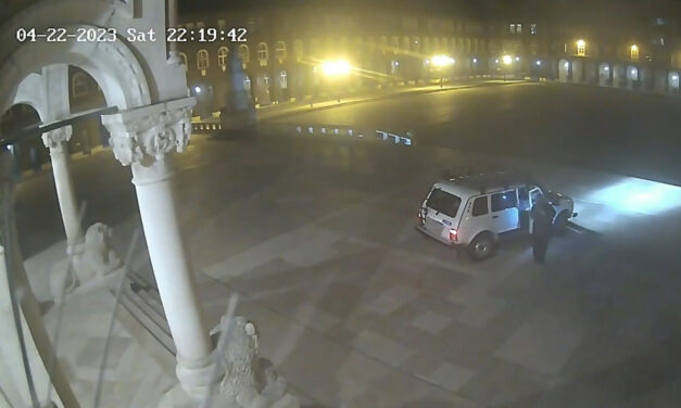 Rendőrkézen a romantikus rongáló – terepjáróval hajtott fel a Szegedi Dóm lépcsőjén, majd táncra kérte hölgypartnerét 