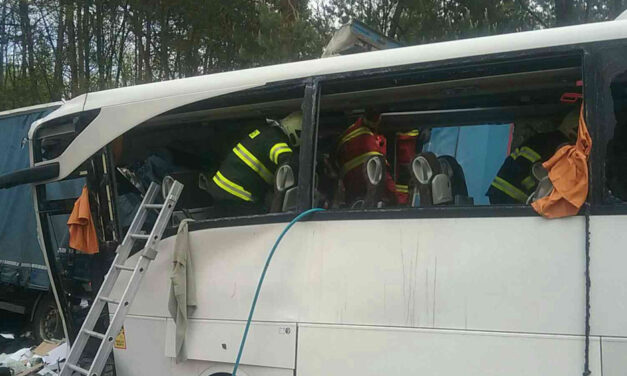 „Mint egy konzervnyitó, úgy szelte ketté a busz jobb oldalát a teherautó pótkocsija” – A váltósofőr lehet a szlovákiai buszbaleset halálos áldozata