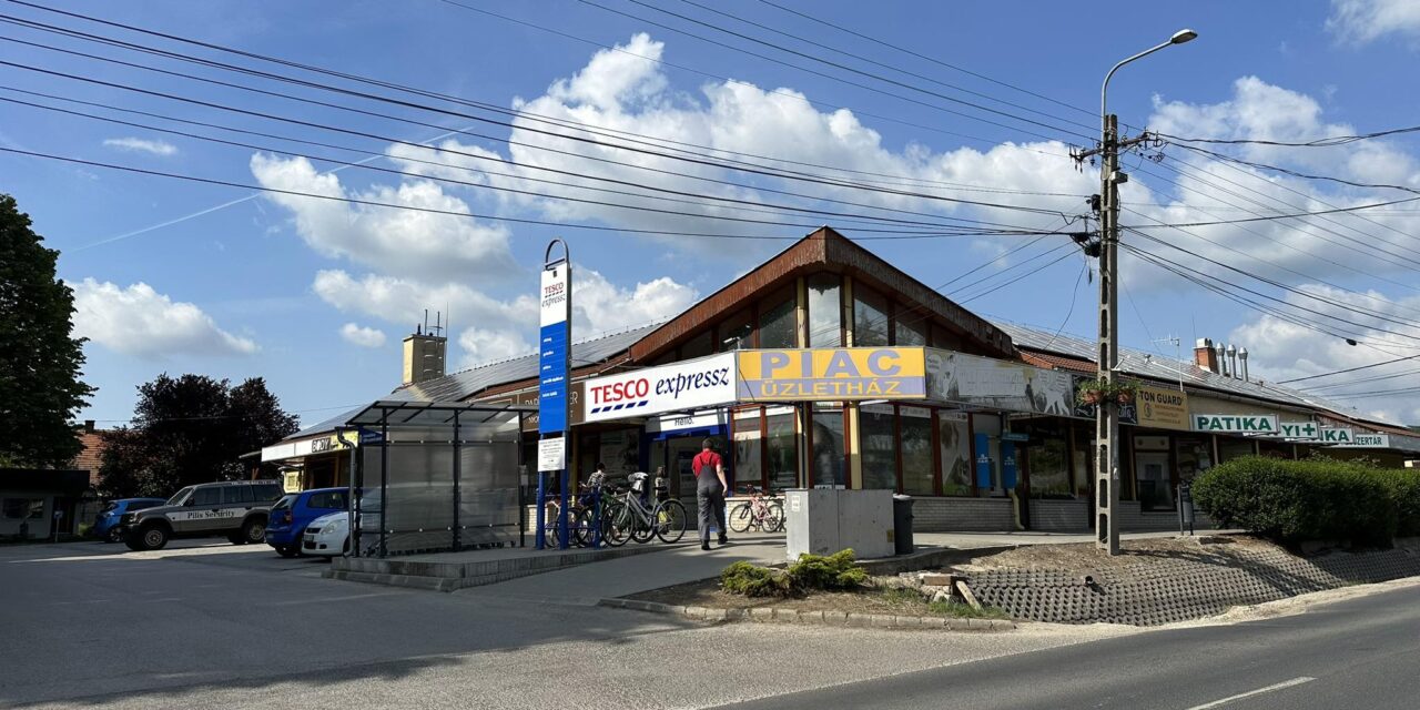 Összehangolt bombariadó a Tescoban: Budakeszi után Pátyon is kiüríttették az üzletet