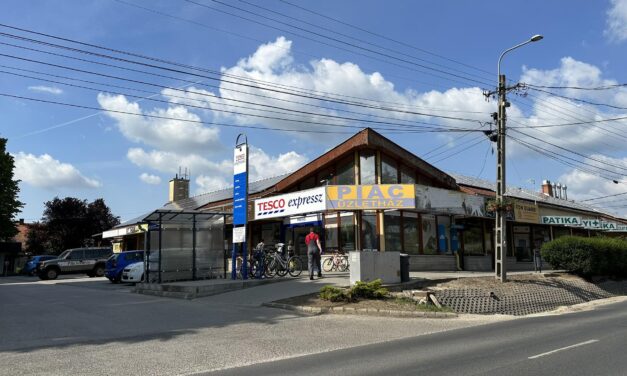 Összehangolt bombariadó a Tescoban: Budakeszi után Pátyon is kiüríttették az üzletet