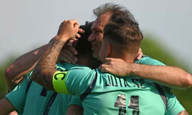 „Apa, elfogytak a szavak, büszke vagyok arra az emberre, aki voltál” – szívbe markoló sorokkal emlékezik a lánya a tragikus körülmények között elhunyt játékos-edzőre