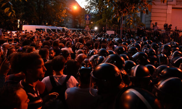 Erőszakos tömegről és óriási türelemről beszélnek a rendőrök a péntek esti tüntetés után