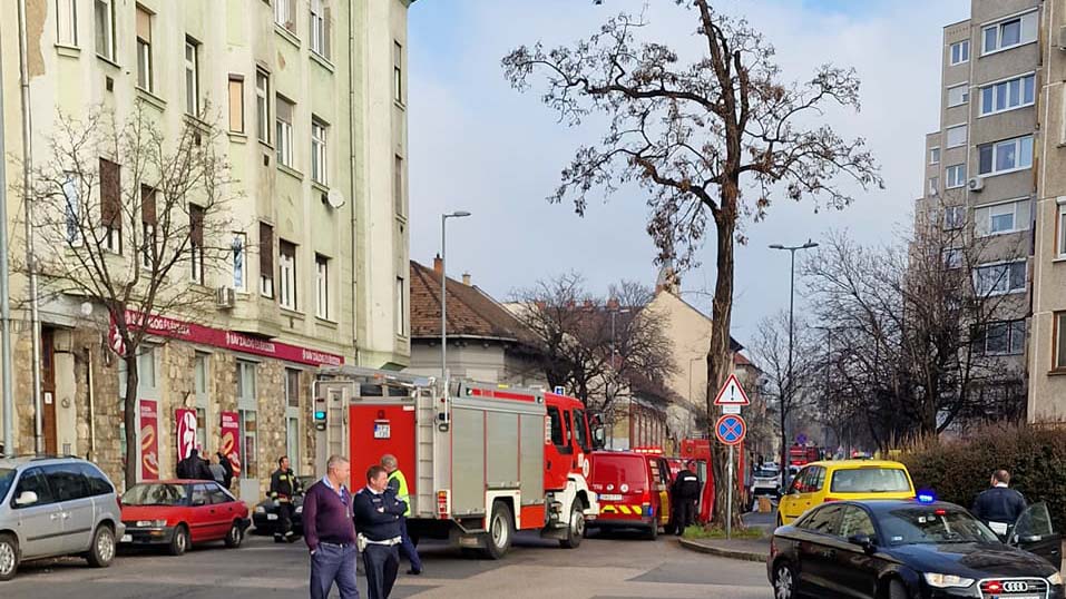 Égett a falburkolat, tűzoltókat riasztottak egy 8. kerületi iskolához