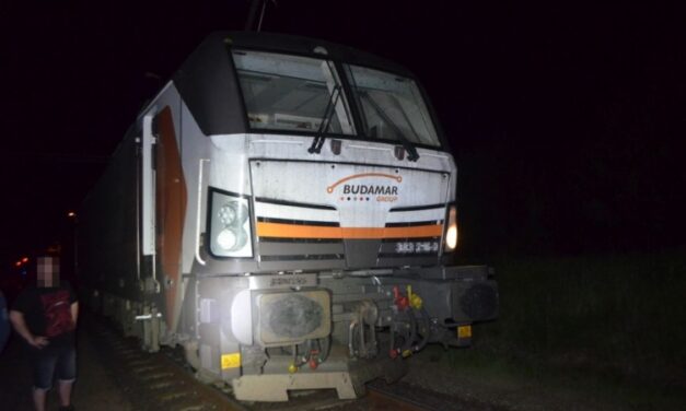 Felelőtlen fiatalok: betonlapot tettek a sínre, kis híján tragédia történt Vas vármegyében