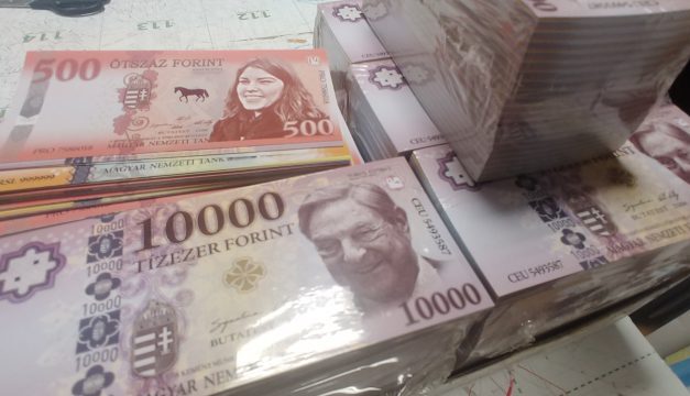 Soros György fotójával nyomtatott tízezressel fizetett a kocsmában