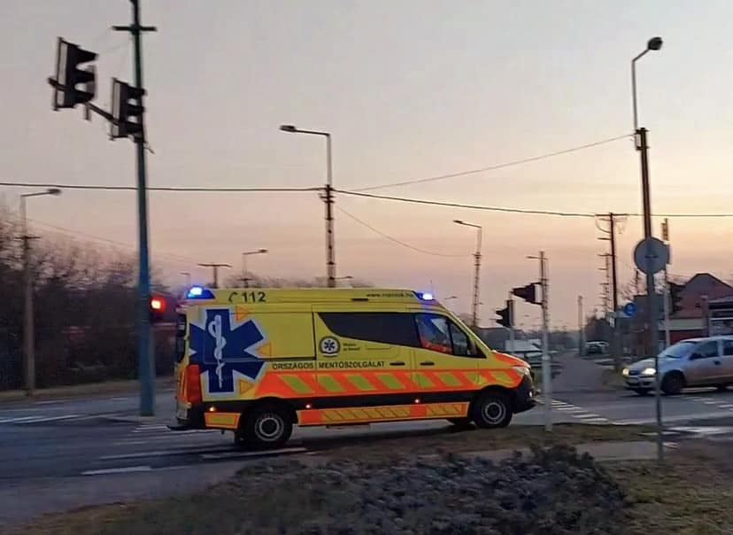 A halál torkából hozták vissza a dohánybolt előtt összeesett bácsit, mentőhelikopter vitte kórházba