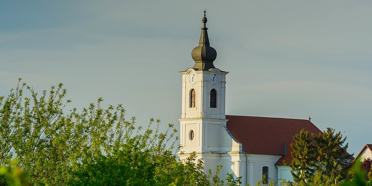 Vízvezetéket ástak Balatonfőkajáron, a tűzszerészek is meglepődtek azon, mennyi minden került elő a föld alól