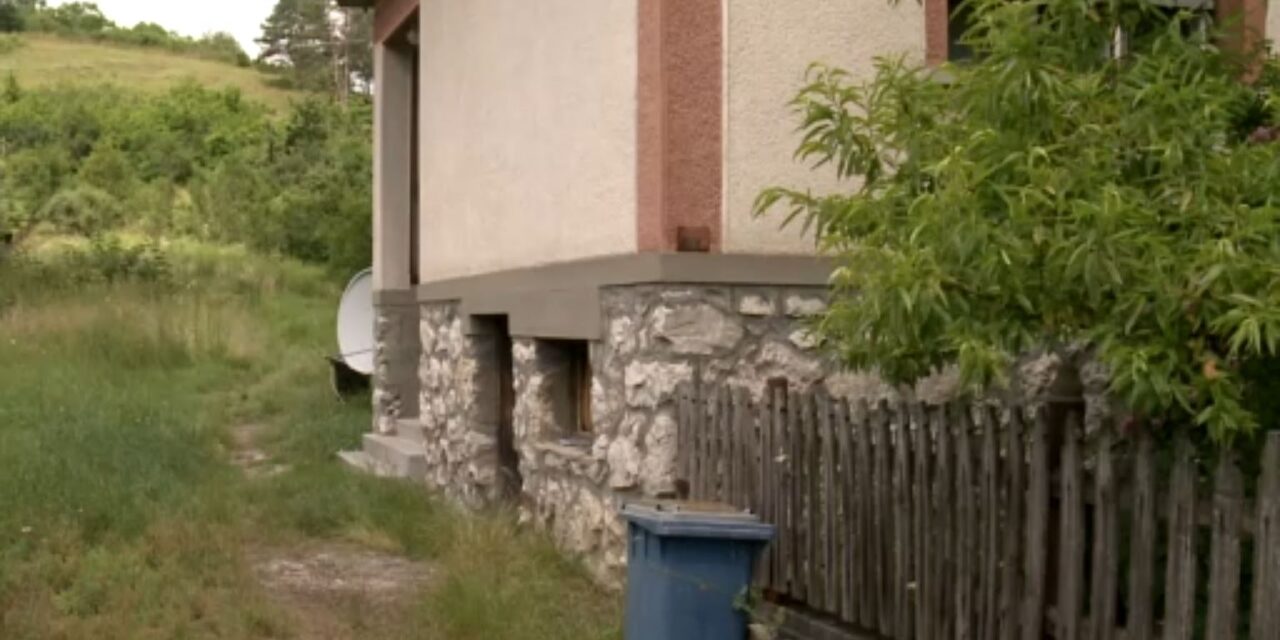 Évekig halott testvérével élt, aztán ő is meghalt