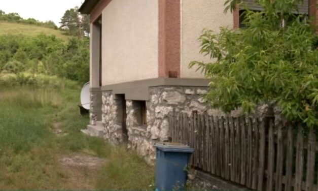 Évekig halott testvérével élt, aztán ő is meghalt