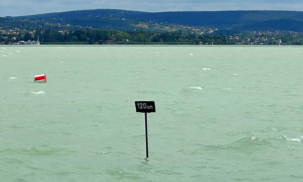 Családi tragédia a Balatonnál! Eltűnt az édesapa a vízben, strandolók hozták ki a kétségbe esett kisgyerekeket a partra
