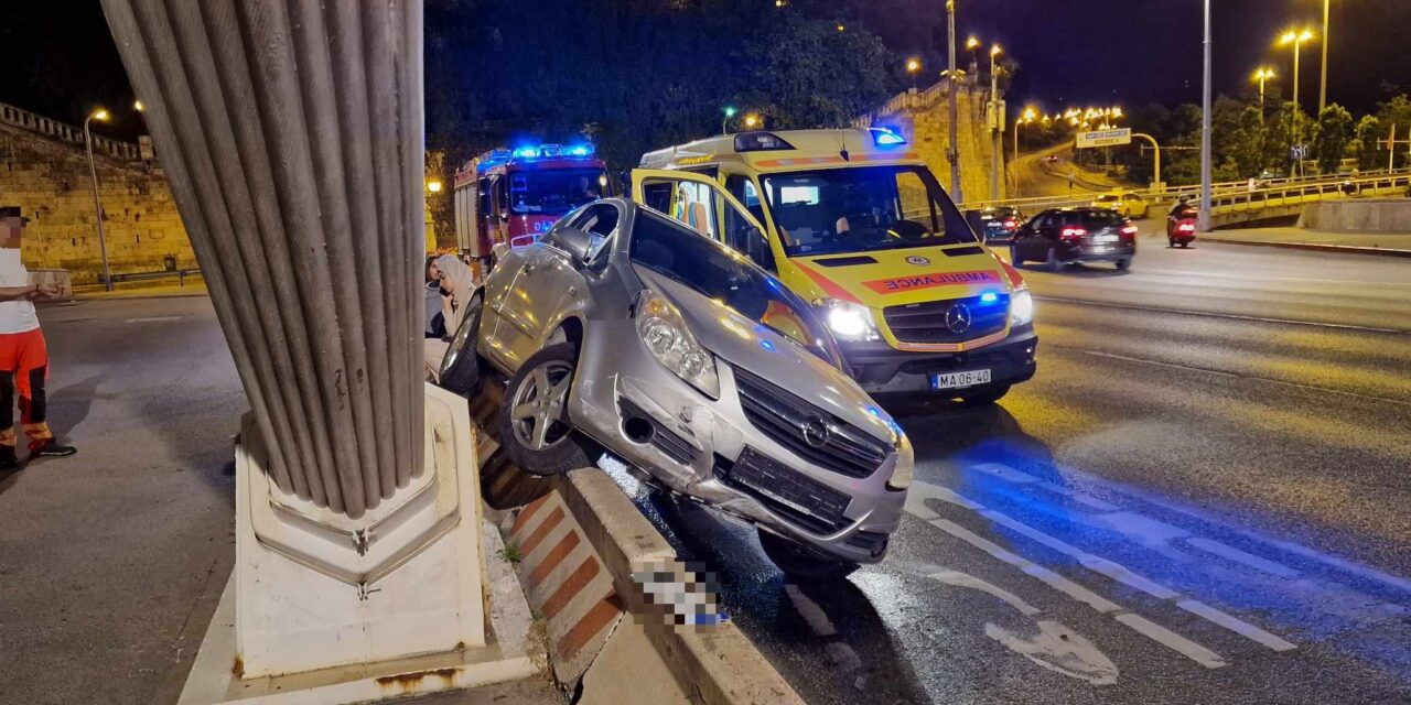 Túl nagy volt a tempó, két keréken állt meg a Corsa az Erzsébet híd budai hídfőjénél – két lány is kórházba került a durva ütközés után