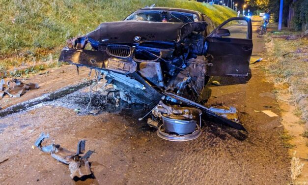 Repülő BMW Győrben – átszakította a szalagkorlátot és a felüljáróról a szervízútra vágódott kocsijával a gyorshajtó férfi