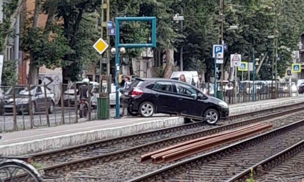 Elképesztő: átszakította a kerítést és a HÉV-síneken állt meg egy autó a főváros 3. kerületében