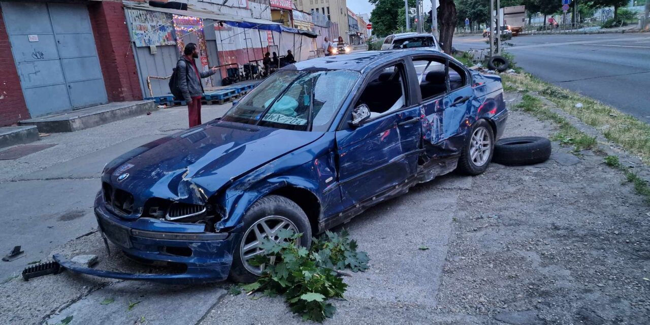 Törtek a vasak Kőbányán: letarolta a korlátokat és a tetejére borult egy BMW a kínai piacnál