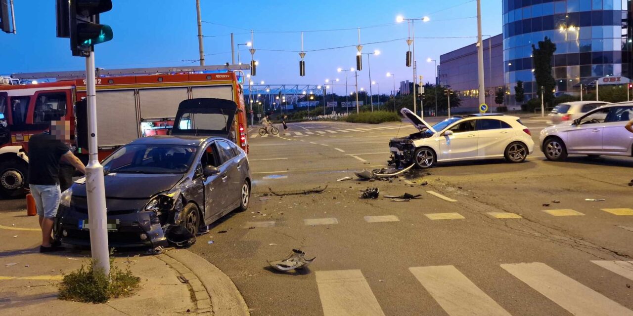 Kiütötték a szabályosan haladó Mercedest a jelzőlámpás csomópontban, egy féléves kislányt is kórházba szállítottak a főváros 9. kerületéből