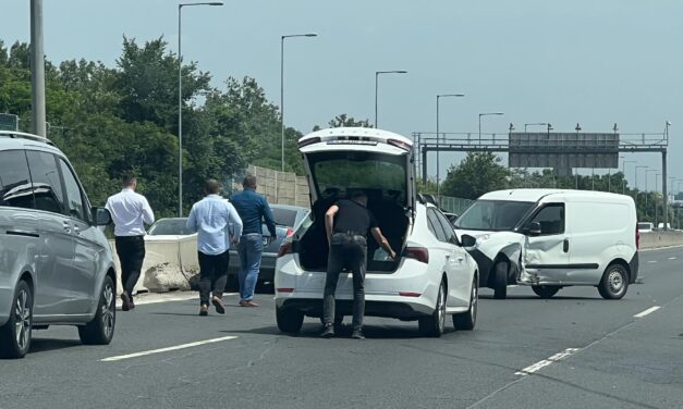 Brutális ütközés: Sokkot kapott az asszony a hármas karambolban az M1-M7 bevezetőn