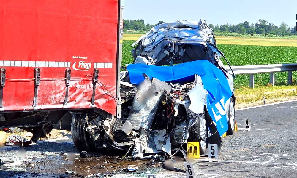 Szívszorító családi tragédia – egymás mellé temetik az árván maradt kislány szüleit és testvérét