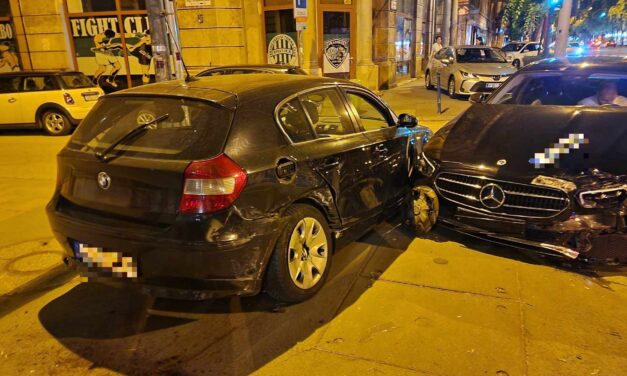 Karambolozott a grúz nagykövet szolgálati autója – alaposan megpördítette a Mercedes a BMW-t