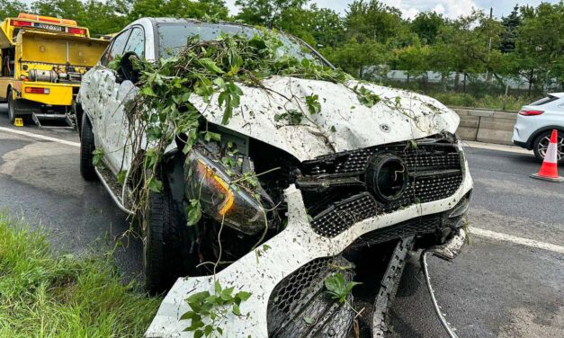 Lehajtott az autópályáról a fehér Mercedes, a fák közül kellett kiszabadítani – csúnya balesetsorozat az M3-ason