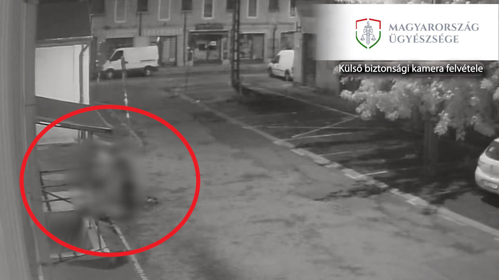 Videón, ahogy betontömbbel akarta kioltani egy ismeretlen hajléktalan életét egy fővárosi fiatal – Hosszú évekre börtönbe kerülhet aljassága miatt