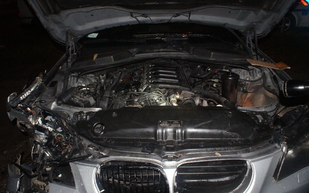 Szétkaptak egy gazdátlanul parkoló BMW-t a piacon – hamar lefülelték a két bátor fiatalt a zsaruk