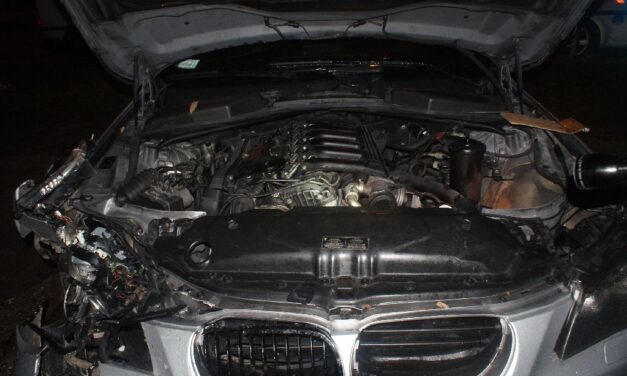 Szétkaptak egy gazdátlanul parkoló BMW-t a piacon – hamar lefülelték a két bátor fiatalt a zsaruk