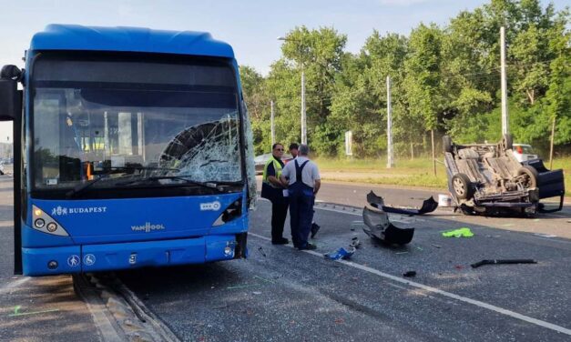 Csuklósbusznak ütközött a Suzuki – megsérült a buszsofőr és az Ignis két utasa is – helyszíni fotók