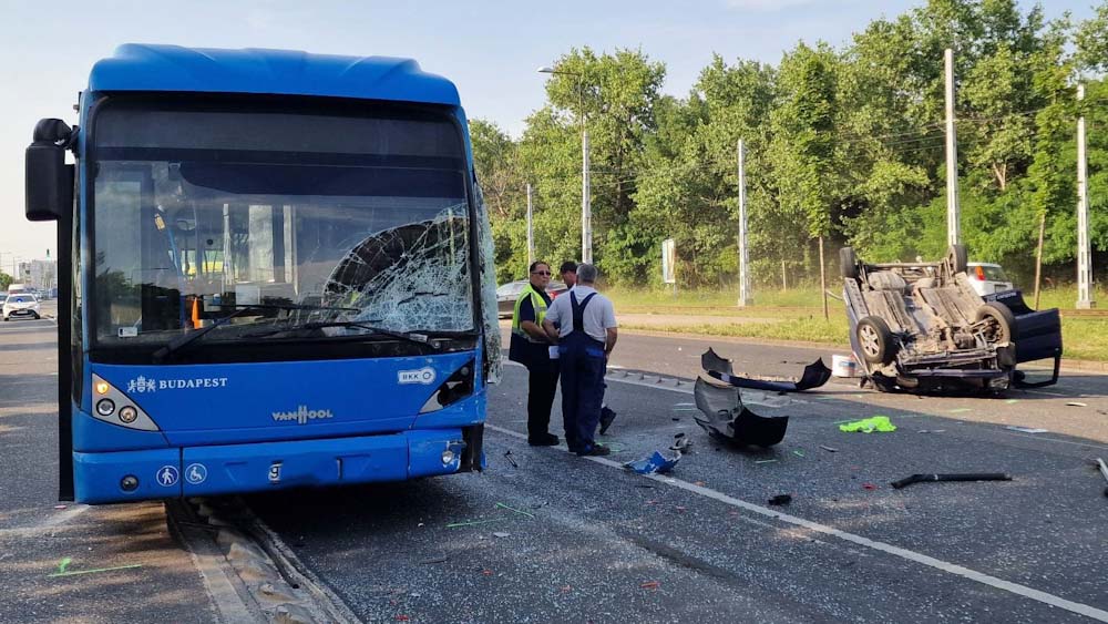 Csuklósbusznak ütközött a Suzuki – megsérült a buszsofőr és az Ignis két utasa is – helyszíni fotók