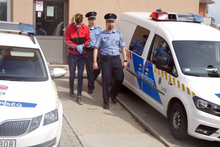 Amíg tartott az óvodai ballagás, egy fiatal férfi lopott az öltözőszekrényből Veresegyházán