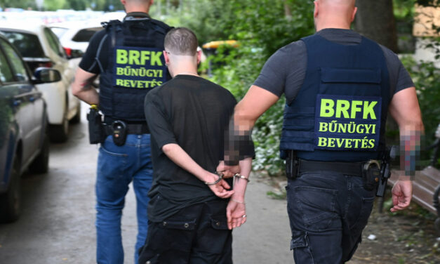 A rendőrök előállítottak egy nőt, aki egy 9. kerületi lakás ablakából lövöldözött