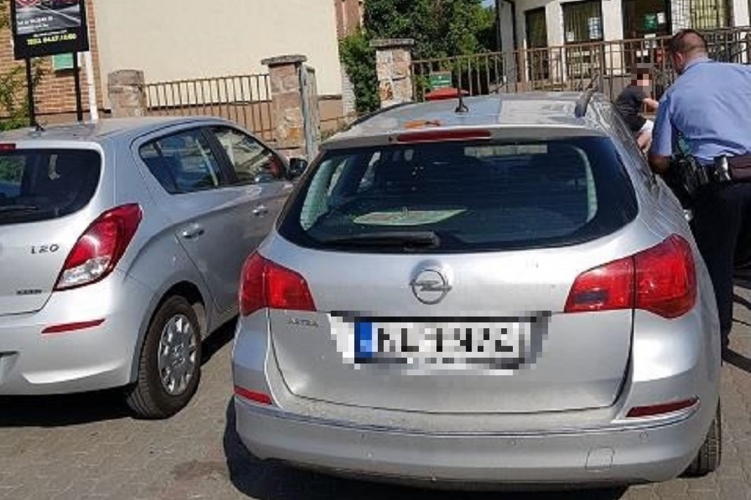 Kétségbeesetten kért segítséget a rendőröktől egy anyuka Pest megyében: a forró kocsiban rekedt a 1,5 éves kislánya