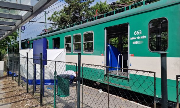 Fejhallgatóval a fején sétált be az átjáróba: halálra gázolt a HÉV egy fiatal férfit Budapesten – fotók a helyszínről