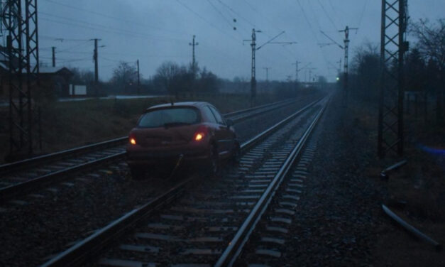 Brutális vonatkésést okozott az a férfi, aki KRESZ-vizsgára vitte a fiát, de sínekre hajtott és ott ragadt