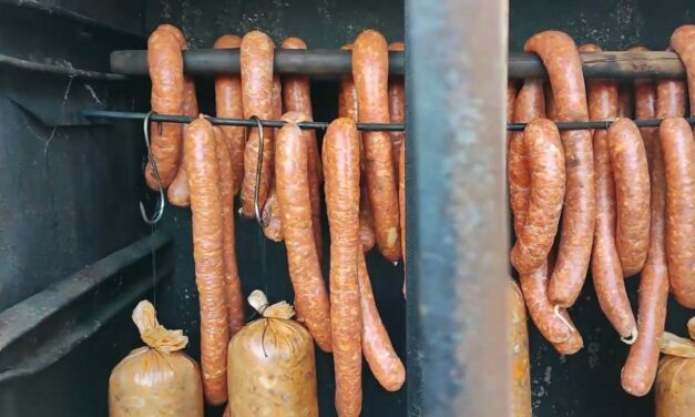 „Állítólag félig füstölt kolbászt hozhatott haza az áruházból, amitől rosszul lettek” – már a rendőrség is vizsgálódik a titokzatos mérgezés és a drámai haláleset ügyében