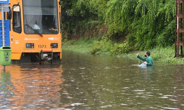 Dráma a budapesti villamosmegállóban! Az özönvíz miatt a sínek közzé szorult egy férfi lába
