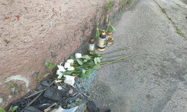 Gyász Csepelen: nem élte túl az ütközést a pénteki súlyos baleset sérültje, mécseseket gyújtottak a tragédia helyszínén