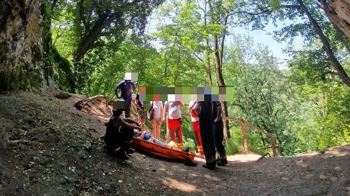 „Mi is megcsúsztunk, de kisebb zúzódással megúsztuk” – bravúros mentés az Istállóskői-barlangnál, hordágyon hozták le a bajba jutott kirándulót