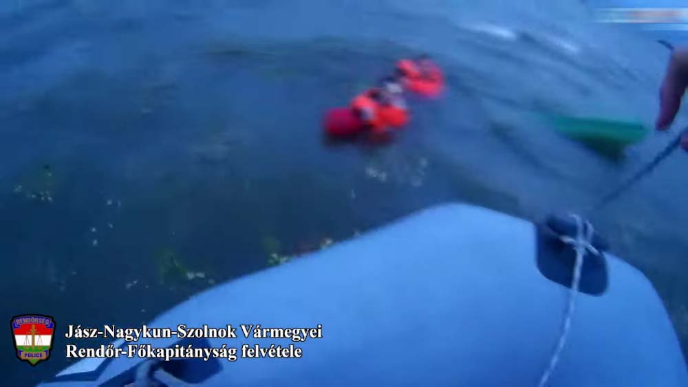Videó készült arról, ahogyan kimentik a kenusokat a vízirendőrök a Tiszából