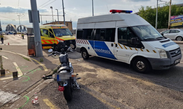 Brutális baleset Budapesten: tűzcsapnak vágódott egy motoros nő, azonnal meghalt – fotók a helyszínről