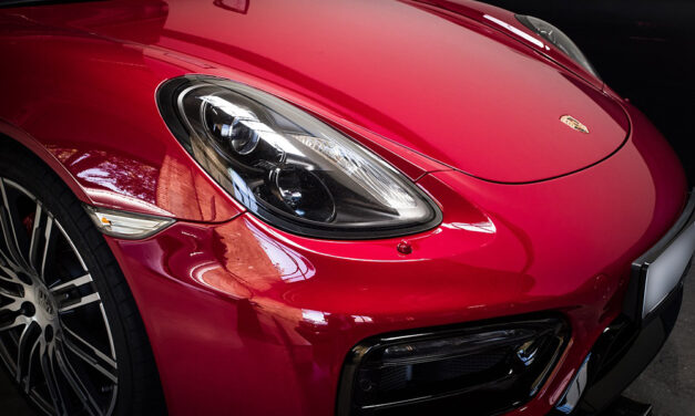 Rommá tört a luxusautó, parkoló kisteherautóba rohant a Porsche a 3. kerületben