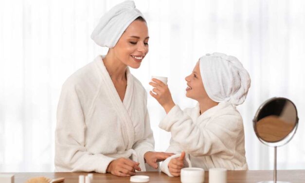 Mit viseljünk otthon a kicsivel? A női köntösök és babaruhák világának felfedezése