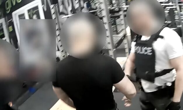 „Mi van te kutya, egy rendőrkutya vagy, nem?” – szabadnapos zsarut fenyegetett és szidalmazott két férfi Pécsen – videón a sokkoló eset